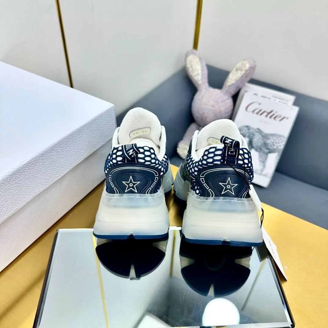 👟👟Ex-factory price 700👟👟 Top version 🌟🌟Dior 2024 spring and summer catwalk new style Vibe iconic fashion modern sports dad shoes CD letter logo Oblique printed pattern lace-up color-blocking thick-soled running shoes Stars' same jelly color casual women's shoes The top high-end version on the market Material: The upper is made of special technology with mesh fabric spliced with metal cowhide + environmentally friendly breathable fabric lining + original molded Tpu combination outsole. Bottom thickness: 4CM Size: 35-40 standard code (34.41 customization is not returnable)